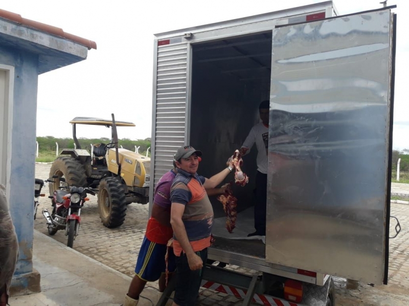 PREFEITURA DISPONIBILIZA BAÚ REFRIGERADO PARA TRANSPORTAR CARNE DO ABATEDOURO
