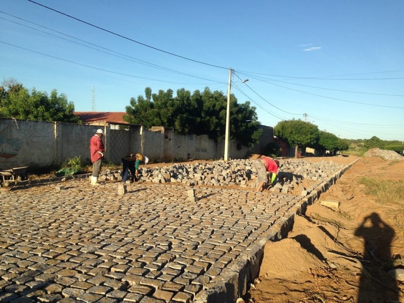 PREFEITURA REINICIA OBRA DE PAVIMENTAÇÃO DE RUA